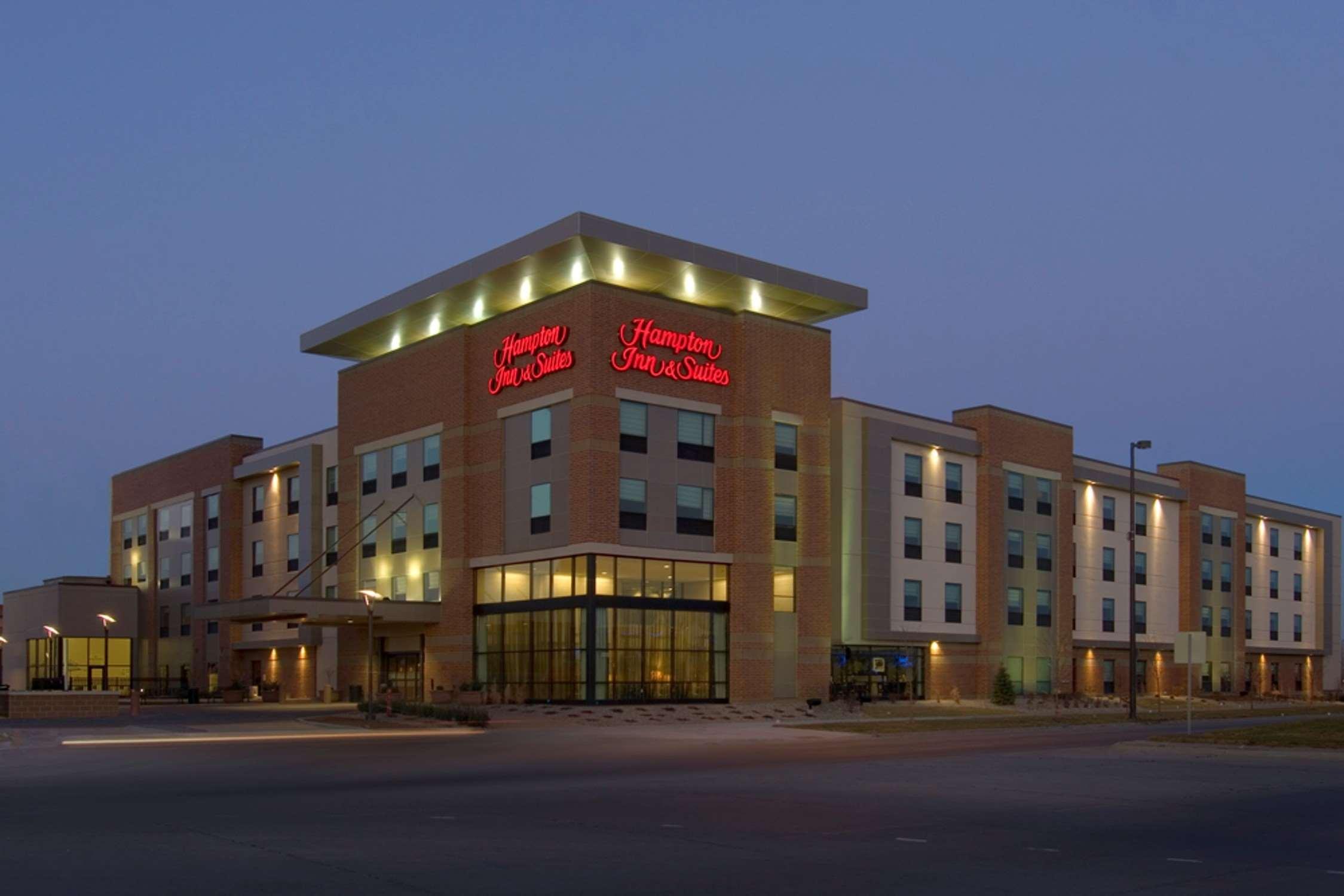 Hampton Inn & Suites Omaha-Downtown Exterior photo